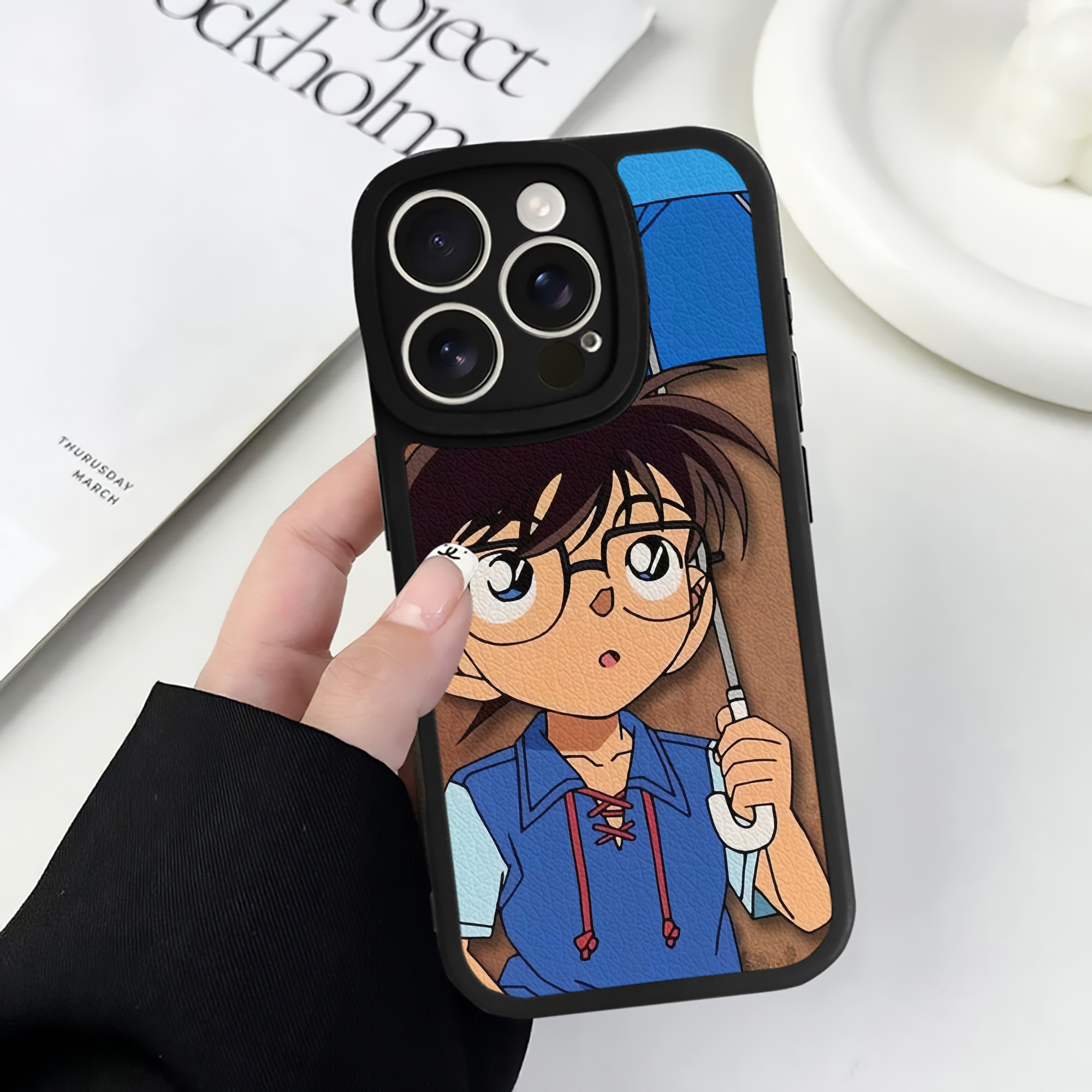 （画像用） 名探偵コナン Detective Conan 【iPhone 16シリーズ対応】シリコンスマホケース（レザー調） 材質：シリコン